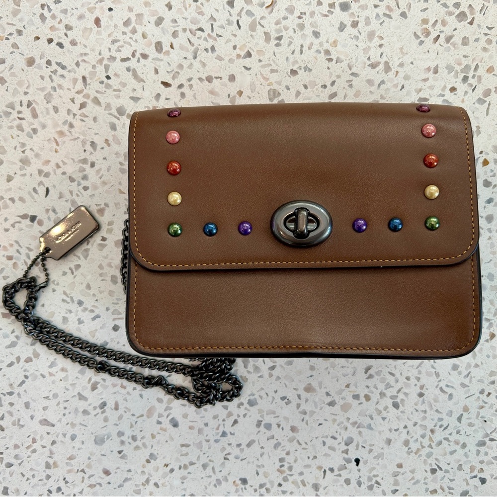 Coach Bowery crossbody bag with Rainbow studded details. 🩷❤️🧡💛💚💙💜